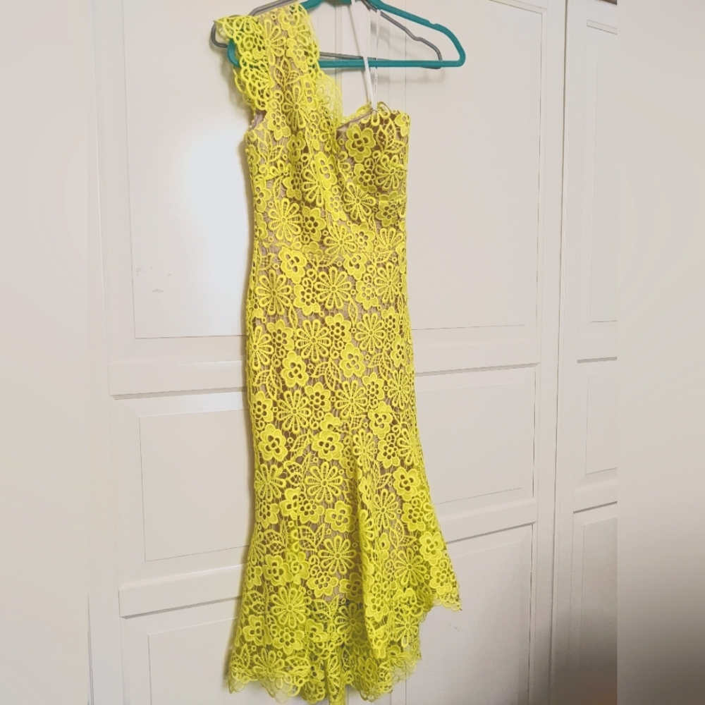 Gorgeous Karen Millen Dress Yellow lace.
